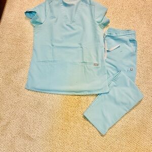 FIGS sea glass scrub set yola skinny pants, casma 3 pocket top.